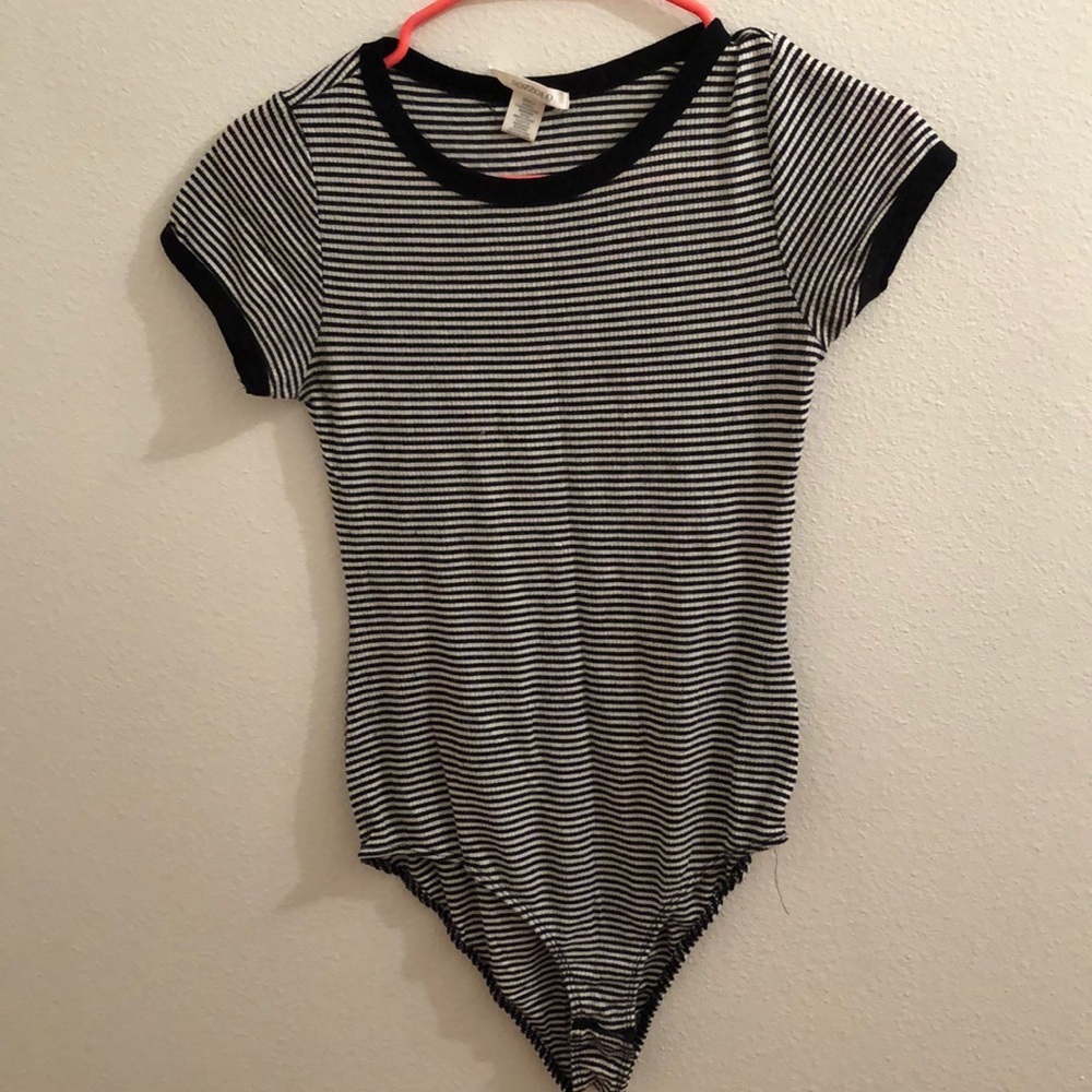 Romper, white and black striped. Short sleeve.